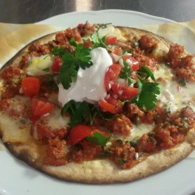 Λαχματζούν με κιμά λουκάνικο και γιαούρτι