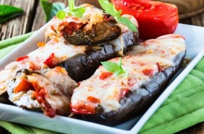 Παπουτσάκια με ντοματίνια, μοτσαρέλα και βασιλικό