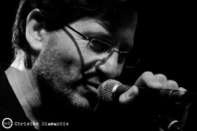 Ο Θανάσης Παπακωνσταντίνου σε μία συναυλία για καλό σκοπό στον Αγ. Δημήτριο