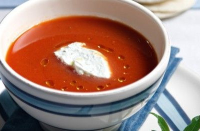 Κρύα ντοματόσουπα με κρέμα από μπλε τυρί