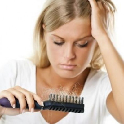 Πέφτουν τα μαλλιά σου; Αντιμετώπισε την τριχόπτωση με φυσικά υλικά!