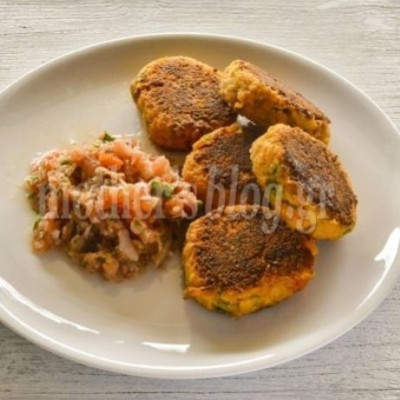 Μπιφτέκια Καρότου με γραβιέρα και σάλτσα ντομάτας, από τον Γιώργο Γεράρδο