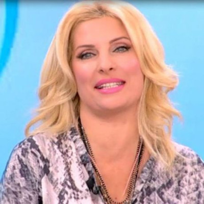 Μενεγάκη: Περιγράφει on camera το Σαββατοκύριακό της στην Άνδρο