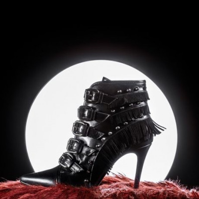 Αυτό το χειμώνα Let’s Fall In Love, με τη νέα συλλογή της Nak shoes