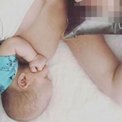 Διάσημη μαμά ανέβασε αυτή τη φωτογραφία θηλασμού και τη σχολίασαν αρνητικά. Δείτε γιατί