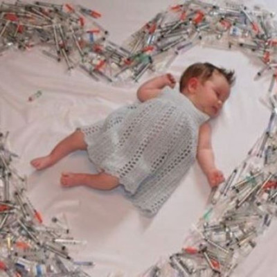 Η φωτογραφία με το μωρό μέσα σε μια καρδιά από σύριγγες που συντάραξε τα social media