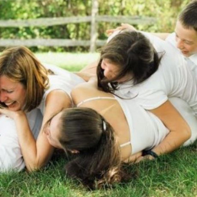 Δέκα πράγματα που πρέπει να κάνουν οι γονείς μπροστά στα παιδιά τους