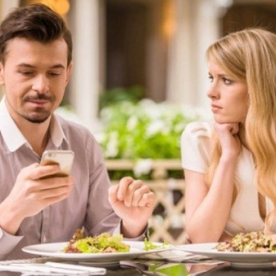 Τεστ για ζευγάρια: Πόσο επηρεάζει τη σχέση σας το κινητό;