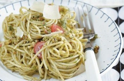 Σπαγγέτι με πέστο ρόκας και ντοματίνια