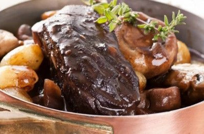 Μοσχαράκι μπουργκινιόν, από την Ντίνα Νικολάου!