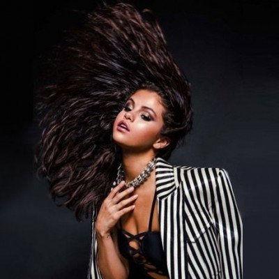 Η Selena Gomez κάνει την πιο σέξι της εμφάνιση μετά το bullying για τα κιλά της