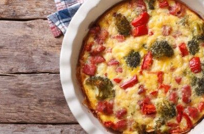 Quiche με μπρόκολο, πιπεριές και ντομάτα