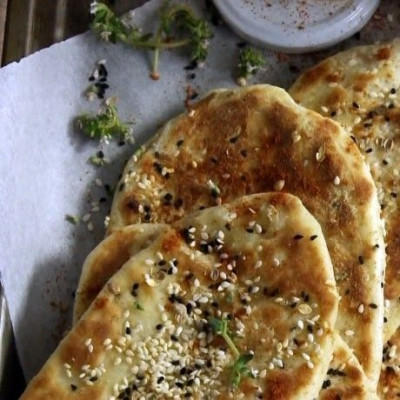 Ελληνική πίτα με γιαούρτι και σουσάμι