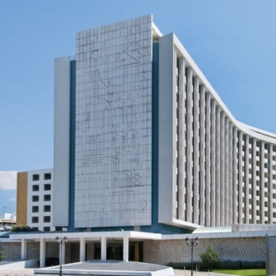 Το Hilton Αθηνών φωταγωγείται σε ροζ χρώμα και μετατρέπεται σε σύμβολο Ελπίδας!