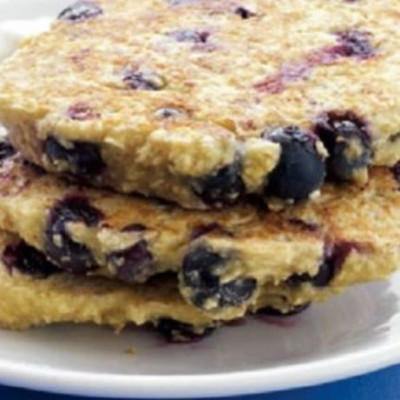 Τηγανίτες βρώμης με blueberries και γιαούρτι