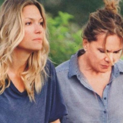 Βίκυ Καγιά: Βόλτα στην Γλυφάδα με τη μαμά και τη κόρη της