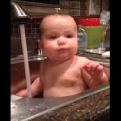 Θα δακρύσετε από τα γέλια: Δείτε τι απίστευτο κάνει αυτό το μωρό ενώ κάνει το μπάνιο του!