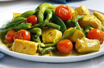 Κοτόπουλο με πράσινα φασολάκια ντοματίνια και κουρκουμά