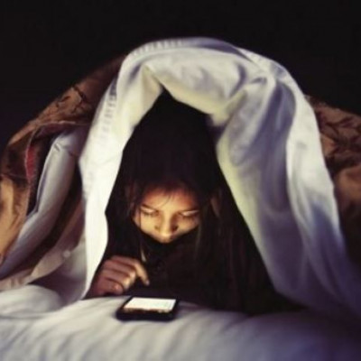 Γιατί οι γονείς δεν πρέπει να αφήνουν τα παιδιά τους να κοιμούνται με το κινητό