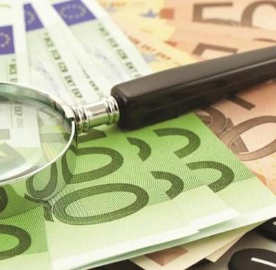 Στον «αέρα» τα οικογενειακά επιδόματα: 635.000 δικαιούχοι αναμένουν στο… ακουστικό τους