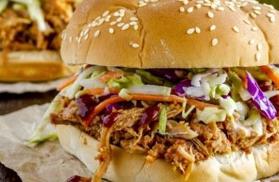 Σάντουιτς με σιγομαγειρεμένο μοσχαράκι και λαχανοσαλάτα