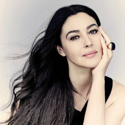 Η 51χρονη Monica Bellucci ξεχωρίζει από τα κορίτσια του James Bond