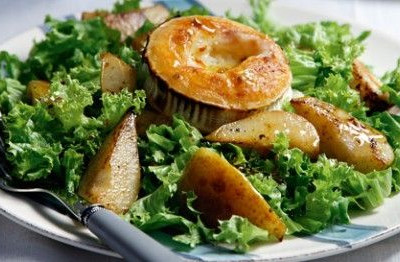 Σαλάτα με κατσαρό μαρούλι, αχλάδια και ψητό κατσικίσιο τυρί