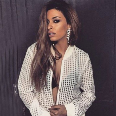 Ελένη Φουρέιρα: Με άψογο sportive look σε χαλαρή βόλτα με το σκυλάκι της