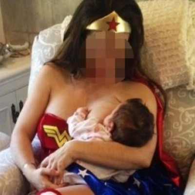 Πασίγνωστη ηθοποιός ντυμένη Wonder Woman, θηλάζει το μωρό της (εικόνα)
