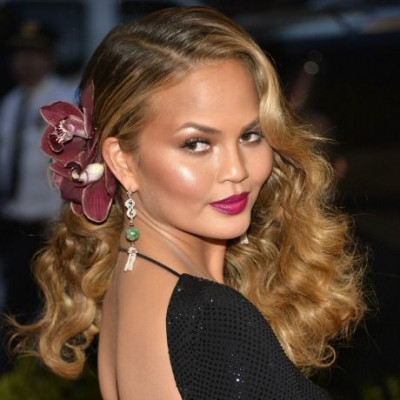 Στυλ στην εγκυμοσύνη: Η Chrissy Teigen, πιο chic από ποτέ με φουσκωμένη κοιλίτσα!