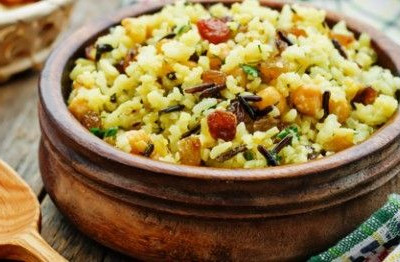 Ρεβίθια με άγριο ρύζι και σταφίδες