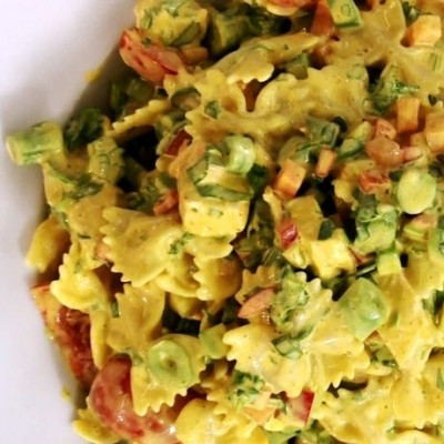 Σαλάτα με φαρφάλες, κοτόπουλο, ντοματίνια και κάρυ