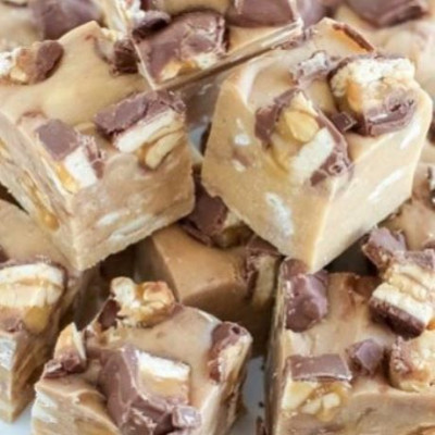 Απολαυστική λιχουδιά με snickers, φυστικοβούτυρο και σοκολάτα