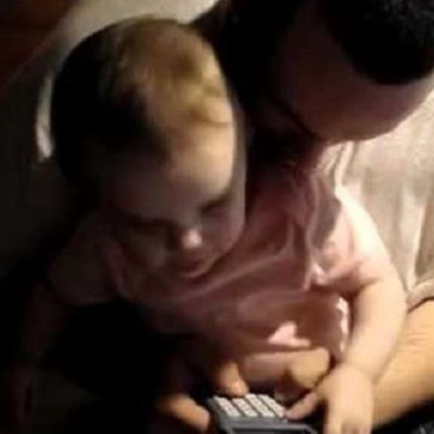 Δεν φαντάζεστε ποιά είναι η πρώτη λέξη που είπε αυτό το μωρό!(βίντεο)