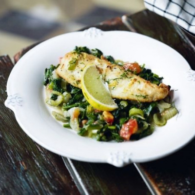 Γλώσσα τηγανητή με σπανάκι σοτέ