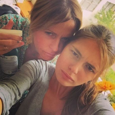 Δεν σας αρέσουν τα έντονα κραγιόν; Η Τζένη Μπαλατσινού σας δίνει μια τέλεια ιδέα!