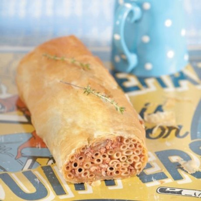 Μακαρονόπιτα ρολό τυλιγμένη σε φύλλο κρούστας