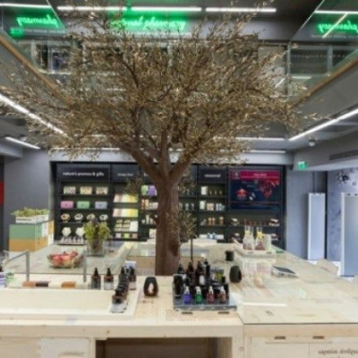 Η APIVITA συνεχίζει το ταξίδι της στον κόσμο. Δύο νέα καταστήματα σε Λευκωσία & Άμστερνταμ