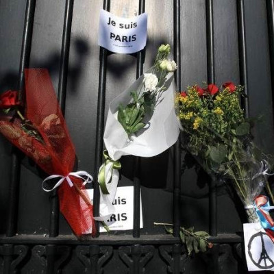 Λουλούδια έξω από τη Γαλλική πρεσβεία στην Αθήνα