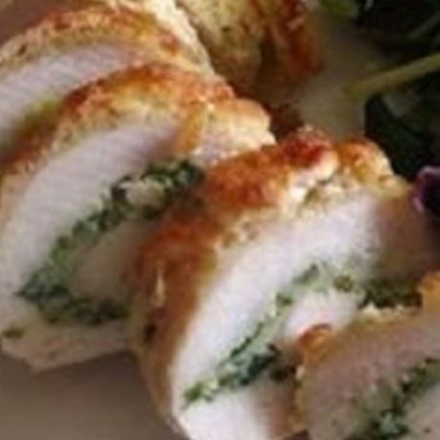 Ρολάκια κοτόπουλου με πέστο βασιλικού και τυρί