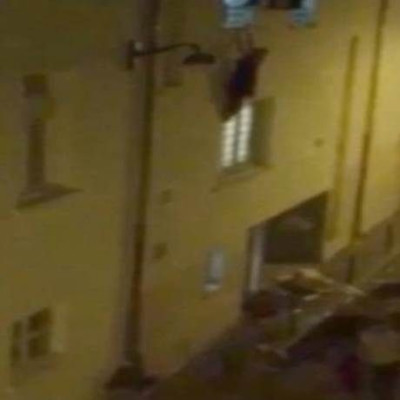 Βίντεο – γροθιά στο στομάχι: Έγκυος η γυναίκα που κρεμόταν από το μπαλκόνι στο Μπατακλάν