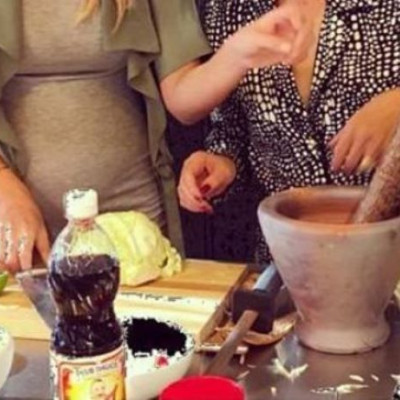 Μαγειρεύει μαζί με τη μαμά της και η κοιλίτσα της είναι πιο φουσκωμένη από ποτέ