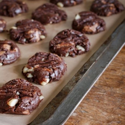 Cookies διπλής σοκολάτας με σταφίδες