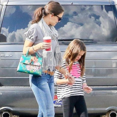Είναι αυτοκόλλητες: Δείτε την Katie Holmes & την Suri Cruise σε χαλαρή τους βόλτα!