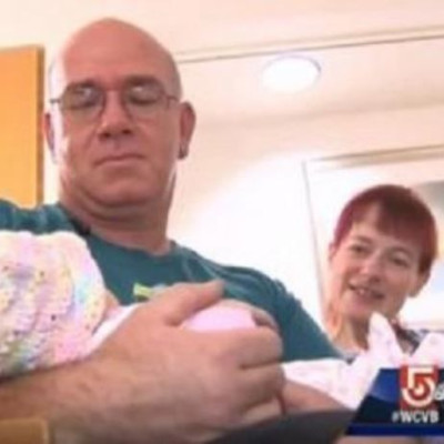 Έγινε μαμά για πρώτη φορά στα 47 της - Δεν γνώριζε ότι ήταν έγκυος (βίντεο)