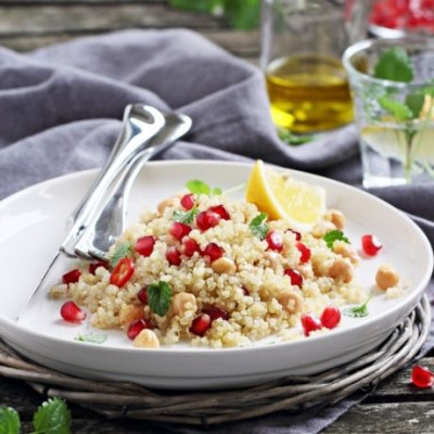 Ρεβιθοσαλάτα με κινόα, δυόσμο και ρόδι