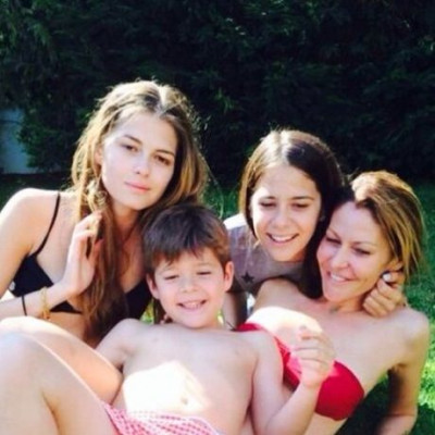 Τζένη Μπαλατσινού: Οι πιο τρυφερές φωτογραφίες με τα παιδιά της