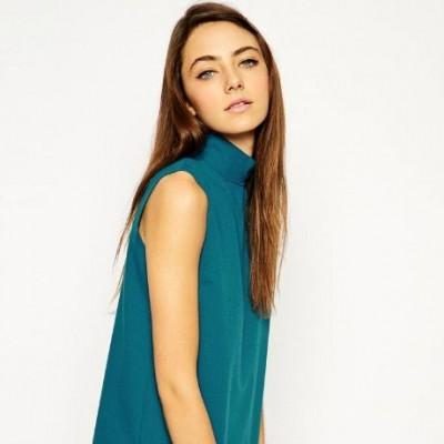 Style SOS: Πώς μπορώ να φορέσω το πετρόλ φόρεμά μου το χειμώνα;