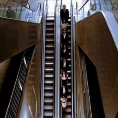 Mall, της Στέλλας Παπαδημητρίου από την ομάδα casuali στο Θέατρο Αυλαία