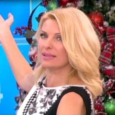 To ατύχημα της Μενεγάκη: Άνοιξε το φόρεμά της στον αέρα της εκπομπής